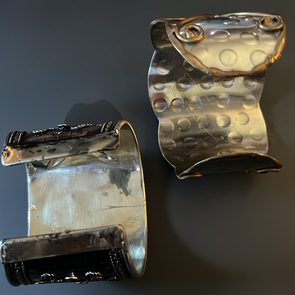 Pair of statement cuff bracelets - Picture 7 of 12